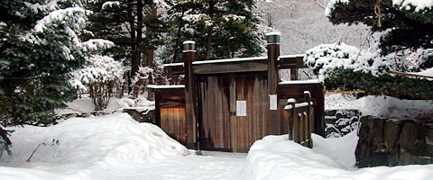 閉鎖された日本庭園の門
