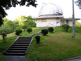 夏、緑の上に天文台