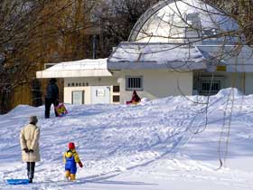 冬、天文台でソリ遊び