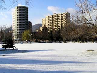 ビルに隠れた藻岩山